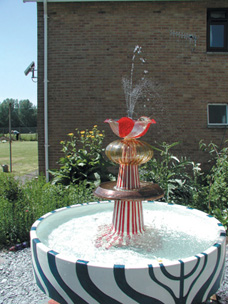 Fountain at the Secret Garden, Hafan Deg.